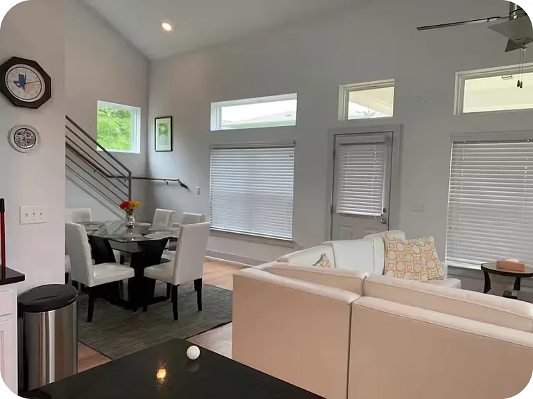 2209 Maxwell Ln — Photo 4