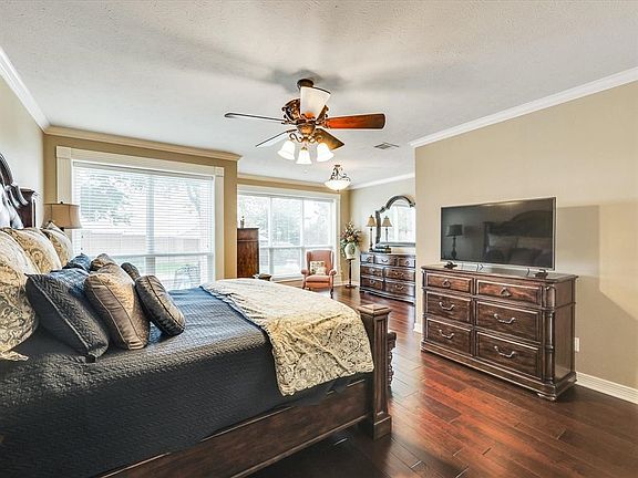 5th image of 220 Green Oaks Ln