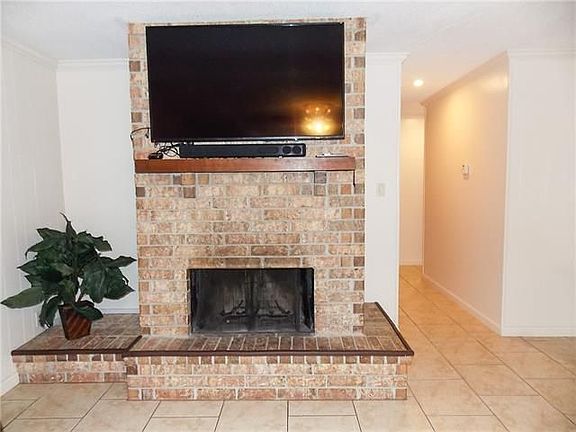 3rd image of 1535 Englewood Dr
