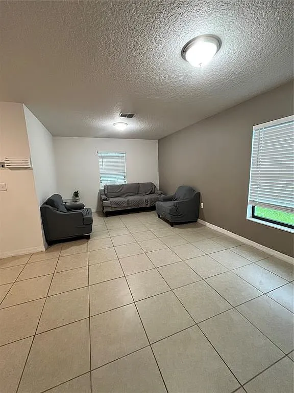 4 bed, 2.0 bath, 1869 sqft, $2,000 — Photo 3