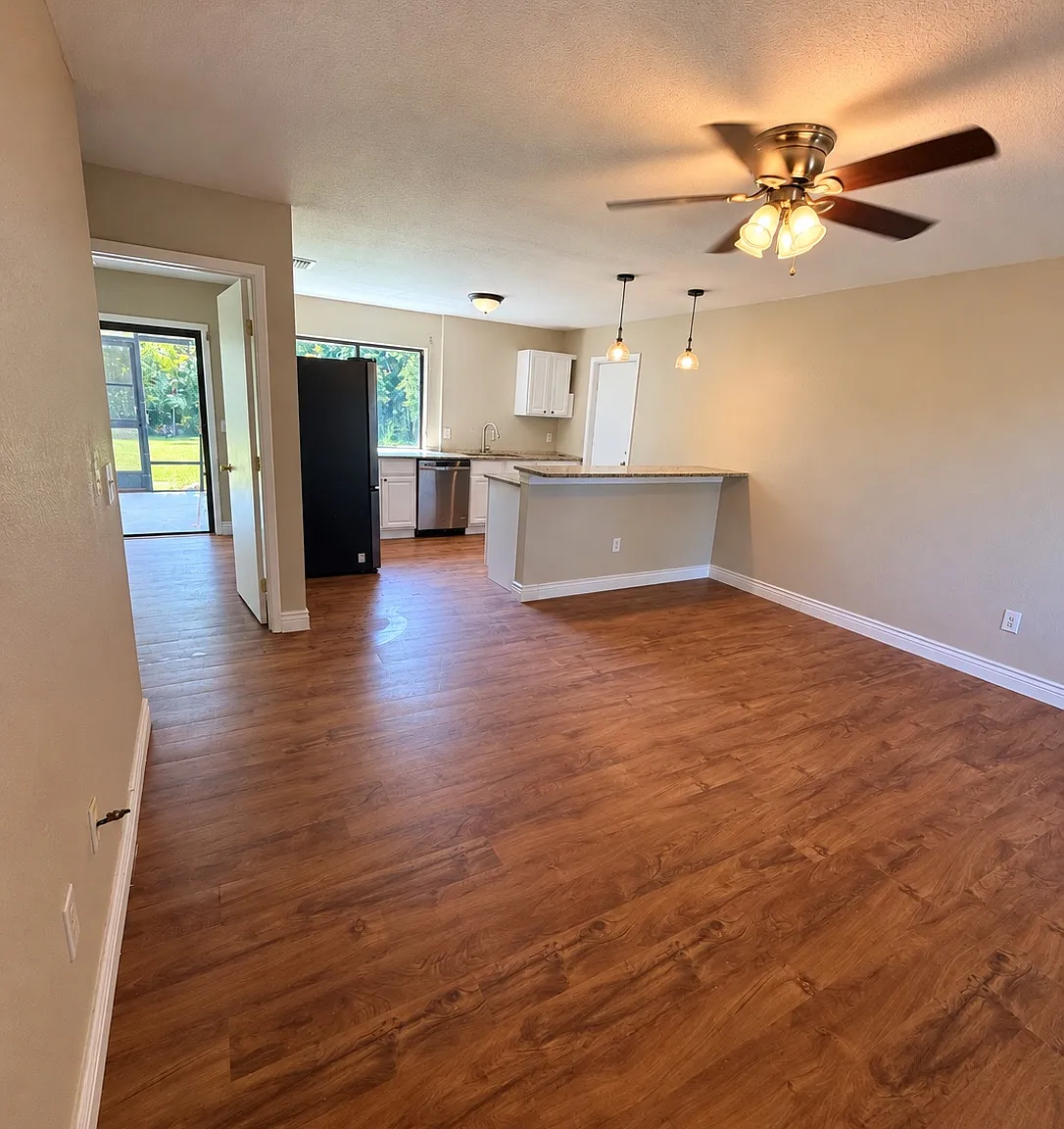 3 bed, 1.5 bath, 912 sqft, $1,750 — Photo 2