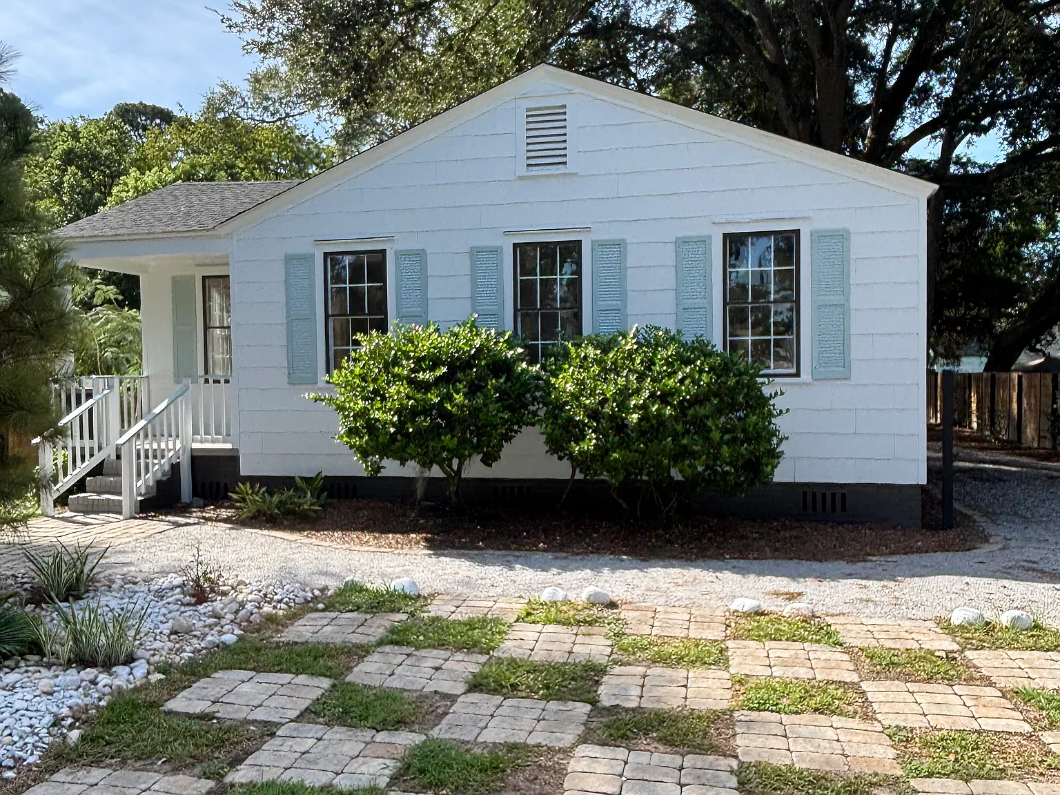 2 bed, 996 sqft, $2,200 — Photo 1
