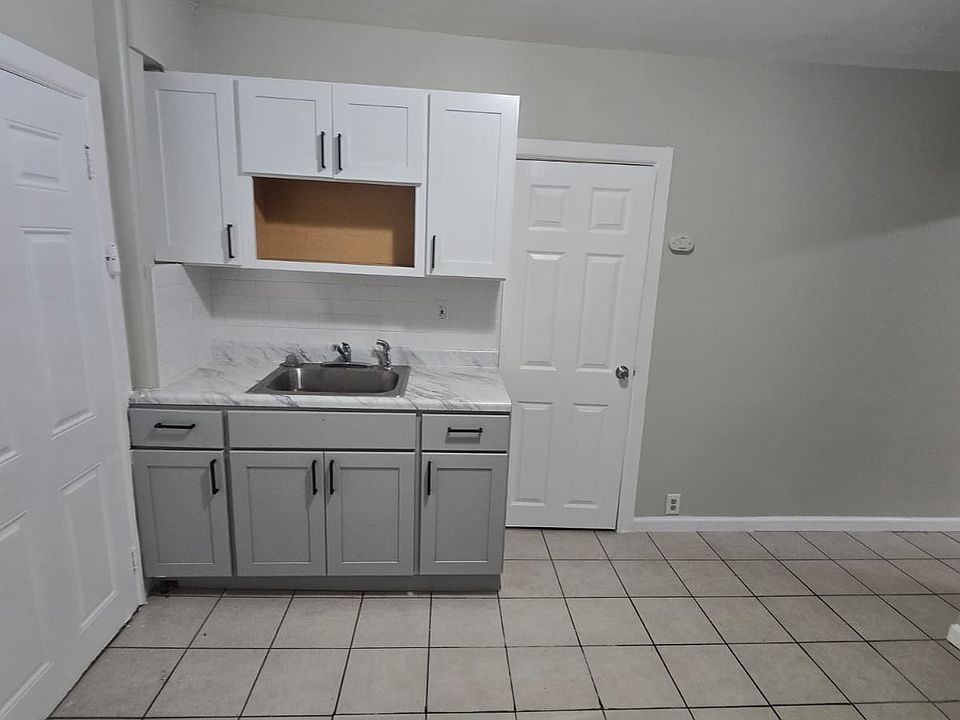 1st image of 825-827 E 19th St #2L