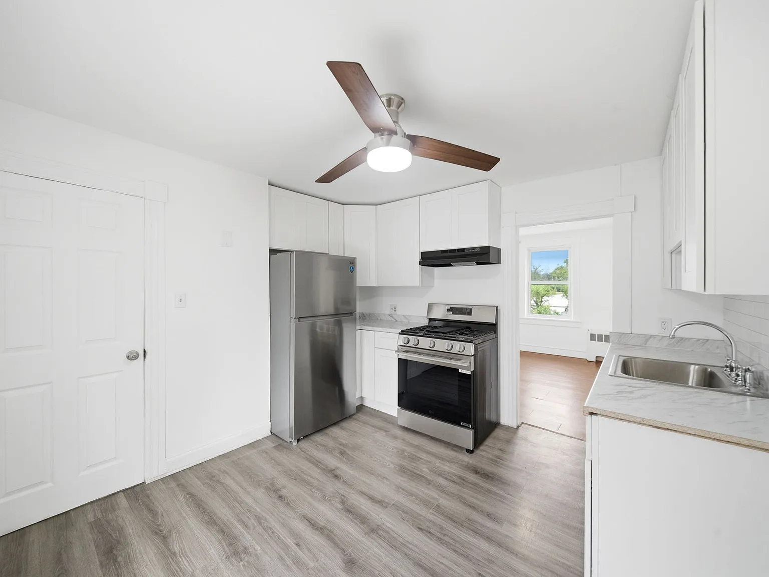 2 bed, 848 sqft, $1,900 — Photo 1