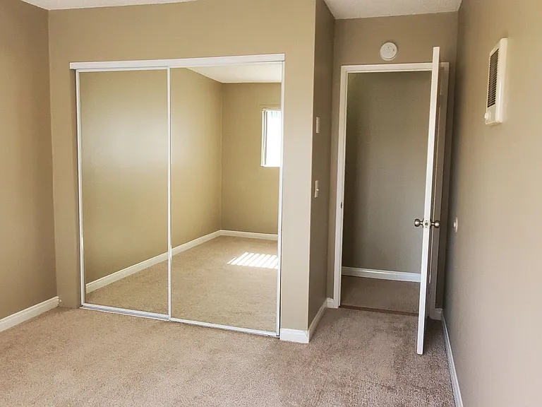Royal Village Apartments — Photo 35