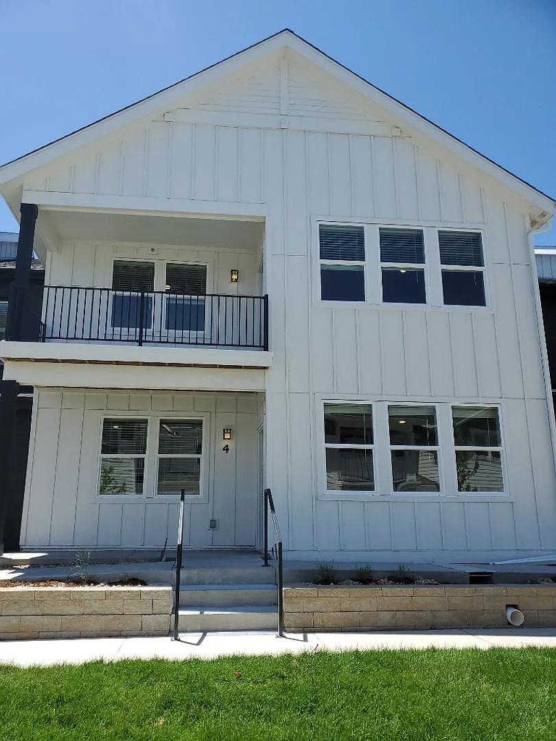 Building Photo - Spacious and Open Condo w/ Modern Finishes