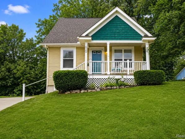 420 Montclair Ln, Howell, MI 48843