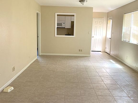 4th image of 200-227 Hunters Ln #203