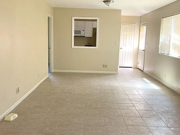 203 Hunters Ln — Photo 4
