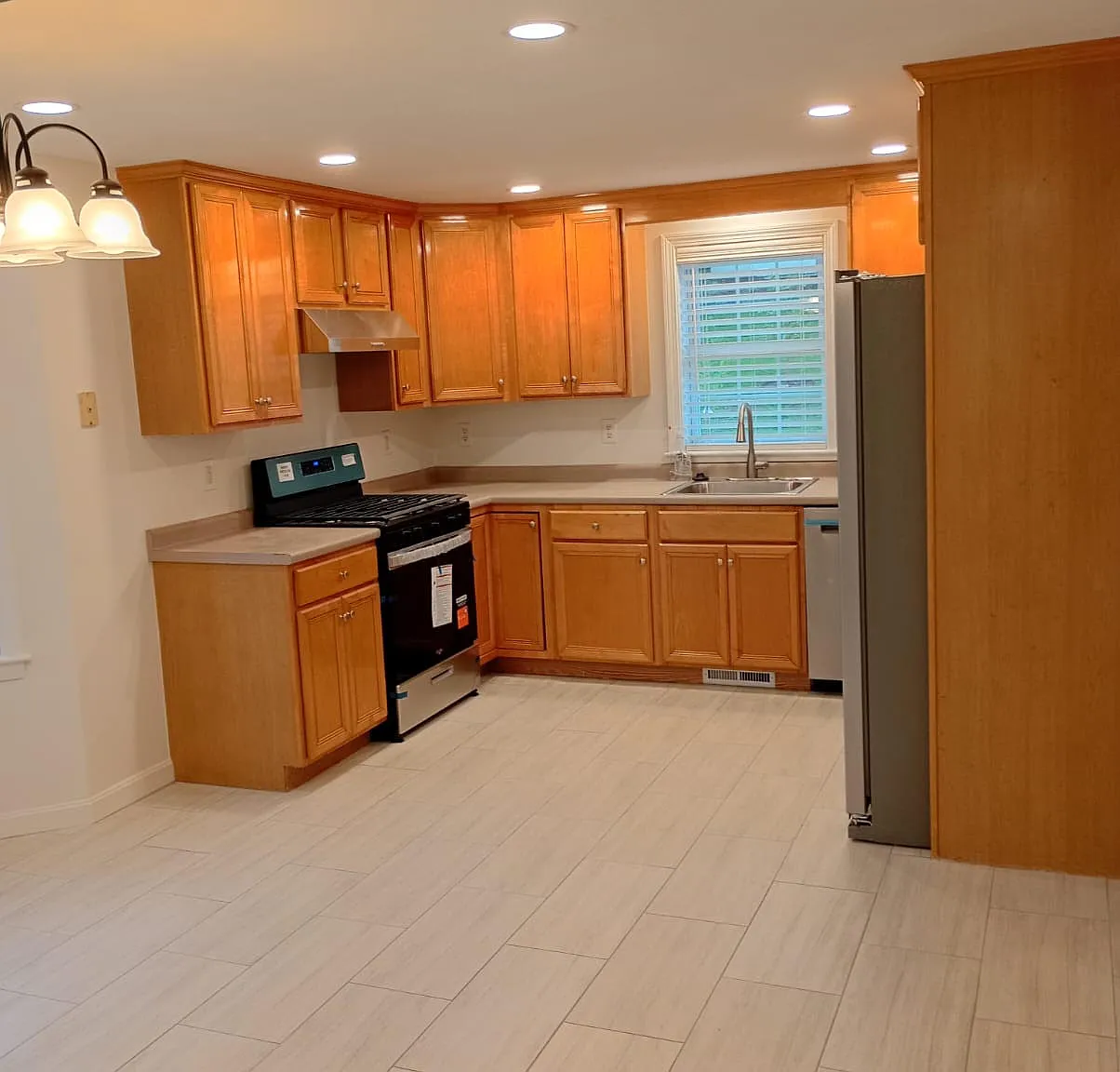 4 bed, 2.5 bath, 2228 sqft, $4,600 — Photo 4