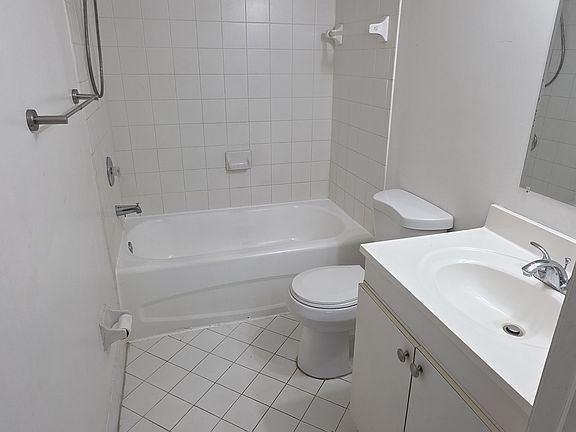 5th image of 2621 SE 12th Rd Unit 105