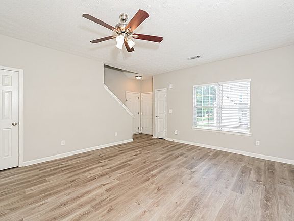 5th image of 444 Village Bluff Dr