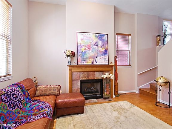 Awesome LR w/ Fireplace