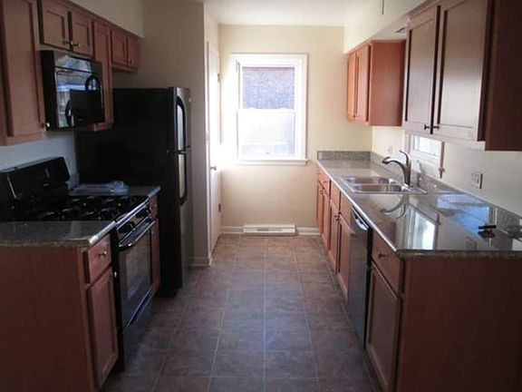 3rd image of 16536 Claire Ln