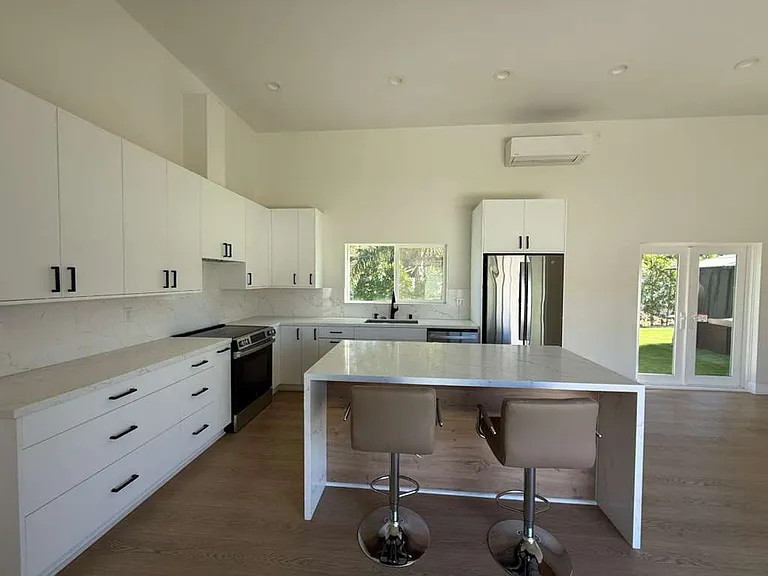 5732 Winnetka Ave — Photo 4