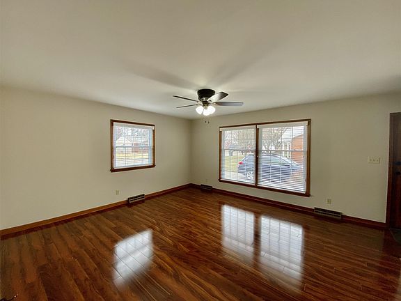 3rd image of 1933 N Iroquois Dr