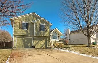5th image of 829 NE Michael Dr