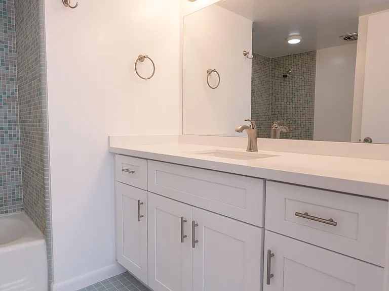 1043 E Maryland Ave #5 — Photo 9
