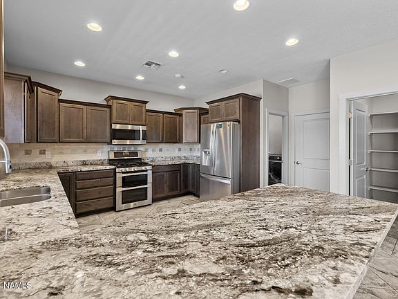 3rd image of 8 E Tranquil Ln