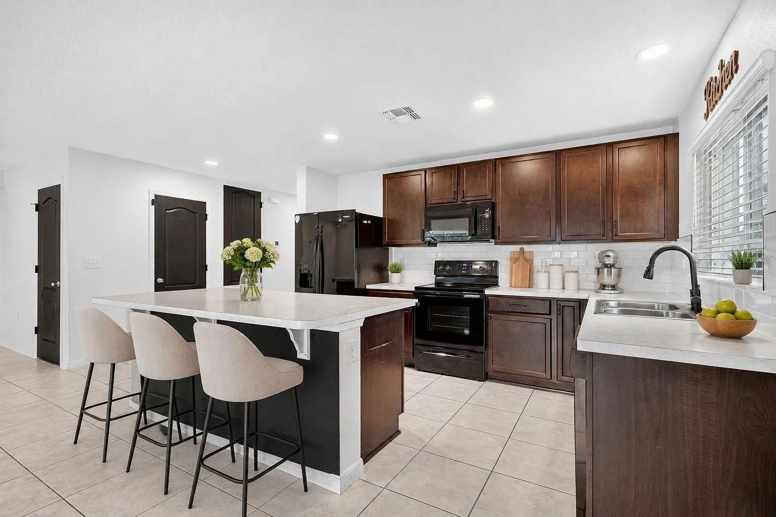 4 bed, 2.0 bath, 1741 sqft, $2,300 — Photo 3