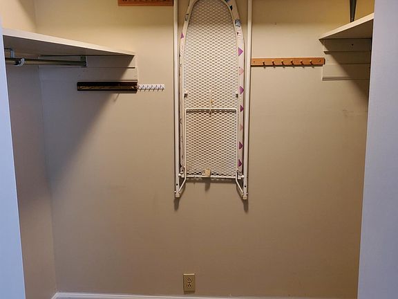 4th image of 318 Evergreen Ct