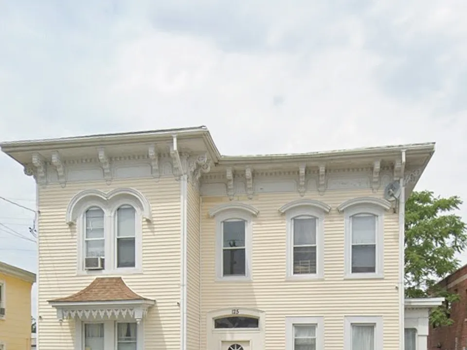 125 Clarence St #1