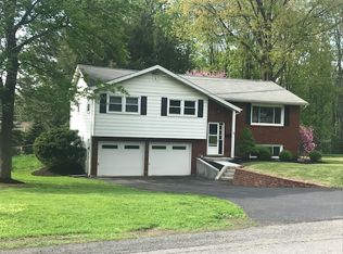 8 Parkview Dr, Rensselaer, NY 12144