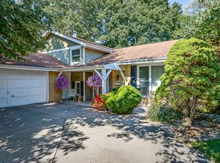 2121 N Kennicott Dr, Arlington Heights, IL 60004