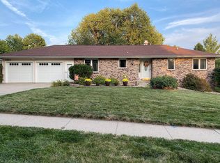 1558 W 4th St, Pella, IA 50219