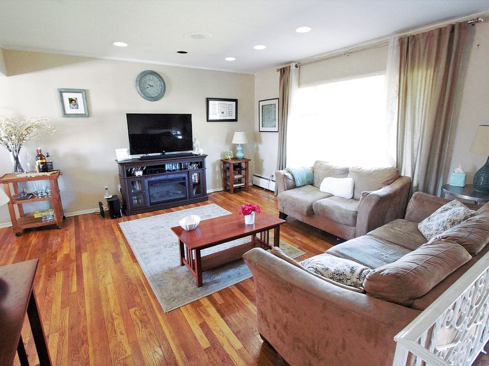 1st image of 37 Foxwood Dr