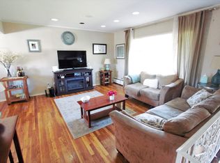 37 Foxwood Dr, Wheatley Heights, NY 11798