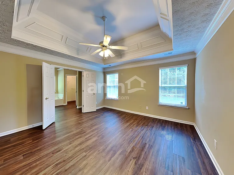 305 Kings Way — Photo 9