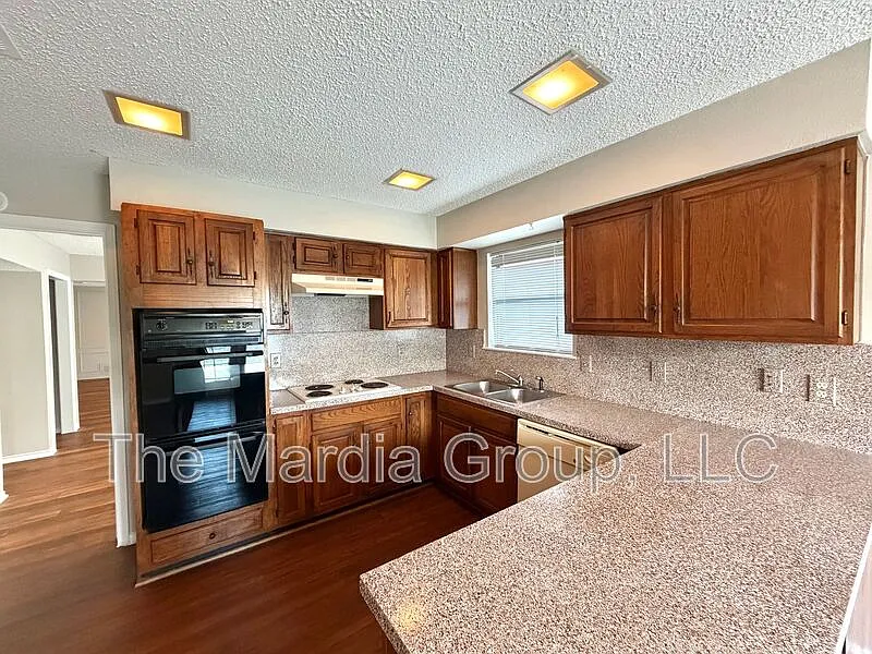 3 bed, 2.0 bath, 1737 sqft, $1,900 — Photo 2