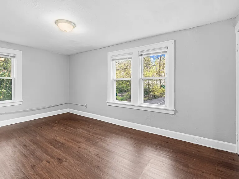 14399 Maple Ave — Photo 8
