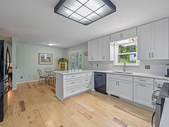 2nd image of 2825 Roscommon Dr