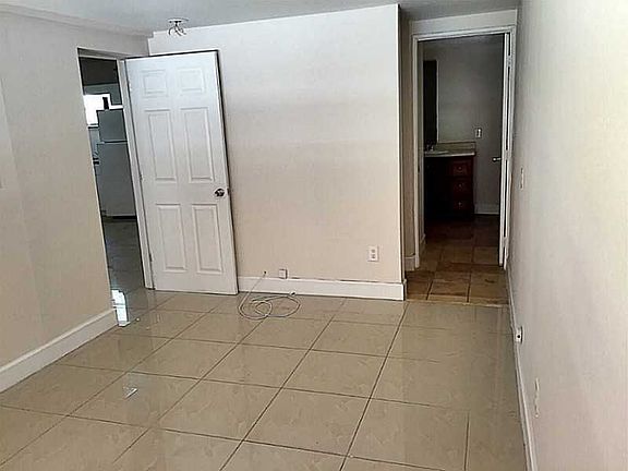 3rd image of 920 NE 141st St