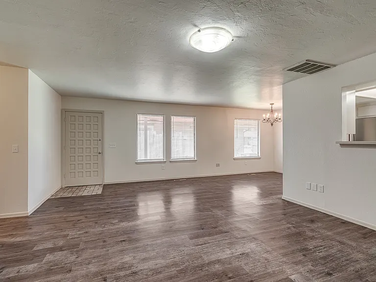 9027 N Rockwell Dr — Photo 7