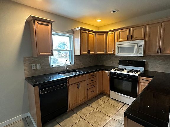 5th image of 724 E 341st St