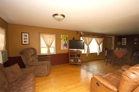 5th image of 8 Eastgate Dr