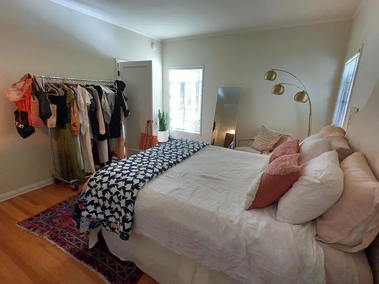 2285 N Beachwood Dr #6 — Photo 19
