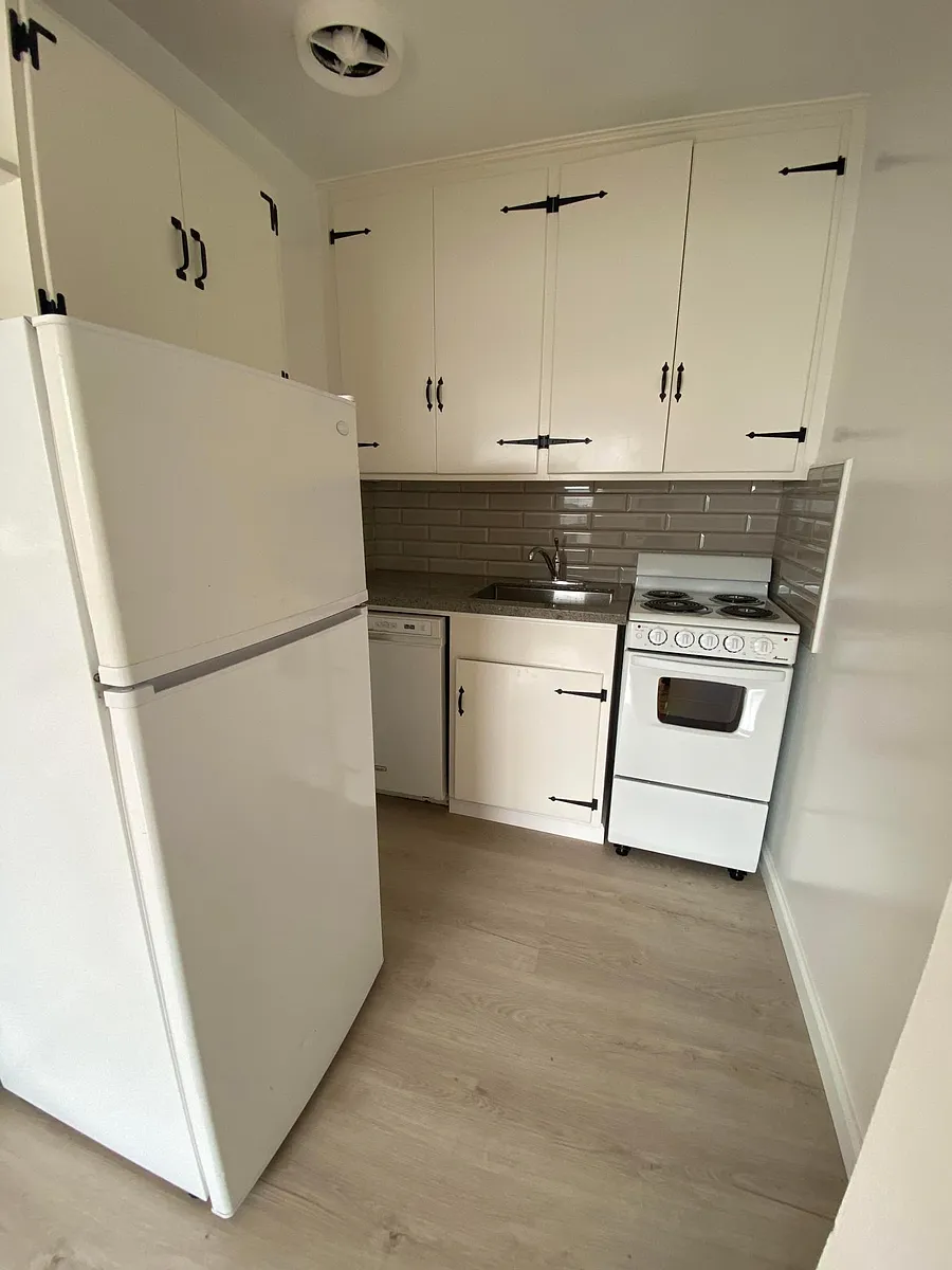 Building Photo - 717 6th Ave #6
