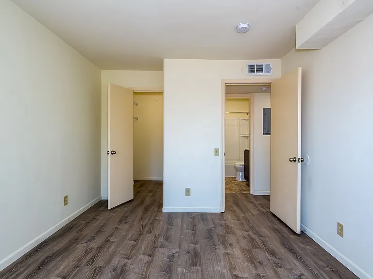 The Oaks Apartments — Photo 32