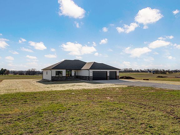 3rd image of 1090 Napper Road