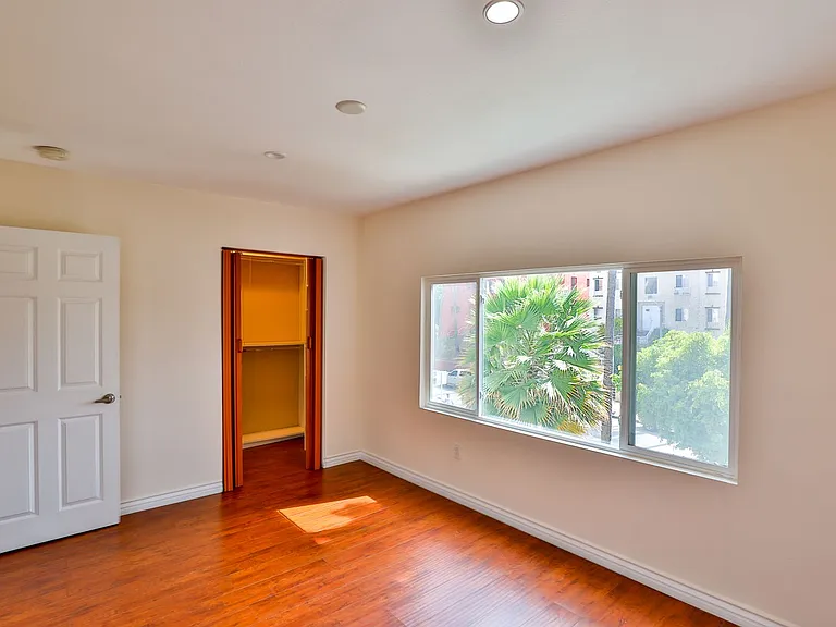 141 N New Hampshire Ave — Photo 8