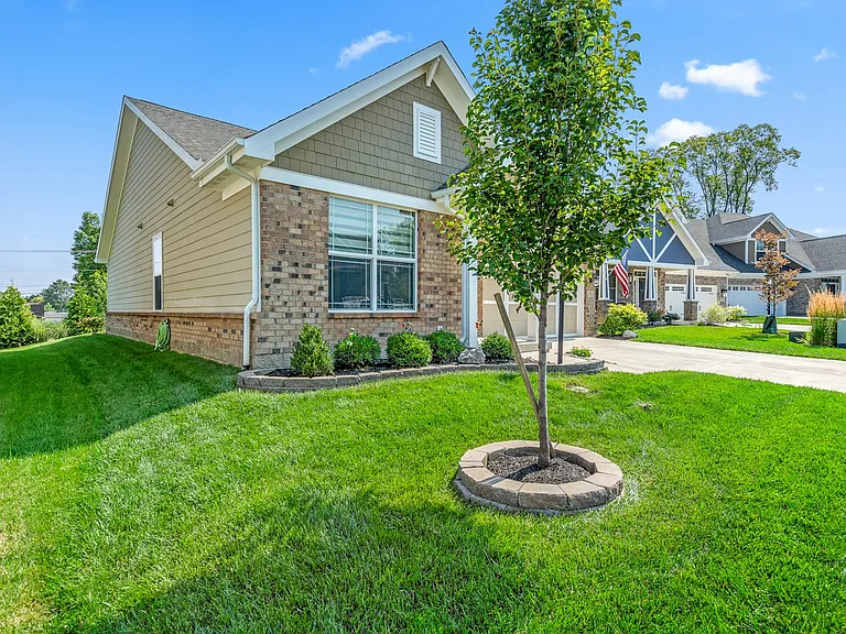 2716 E Millstone Dr — Photo 2