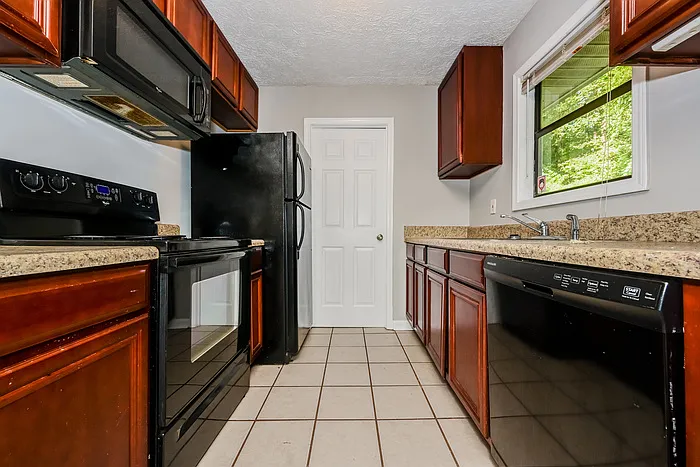 999 Fairview Rd — Photo 5