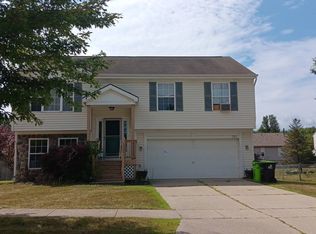 757 Ridgecrest Dr, Fenton, MI 48430
