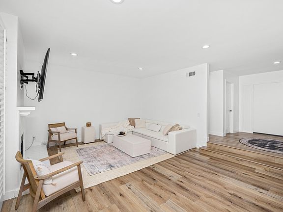 2nd image of 5237 Newcastle Ave APT 202