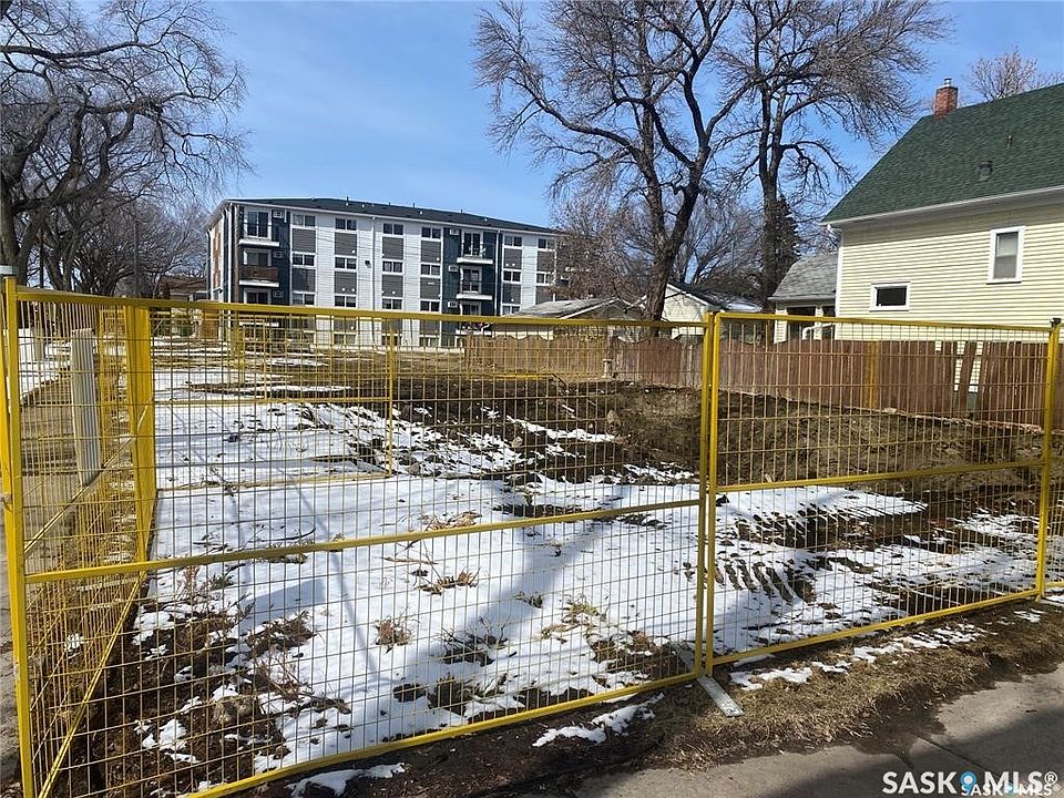2nd image of 718 Lansdowne Avenue