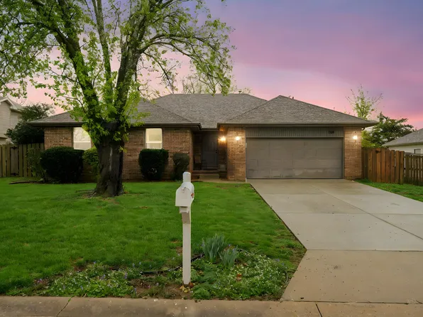 302 W Warren Avenue, Ozark, MO 65721